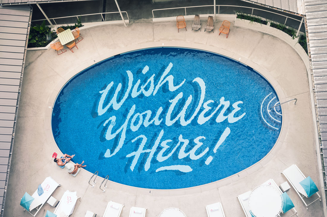 サーフジャックを象徴するプールの底には「WISH YOU WERE HERE！」